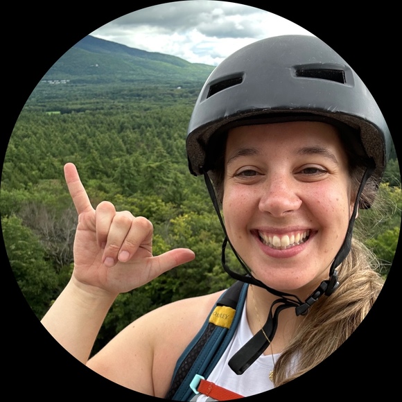 Profile Picture of Rachel Oleksiak (@rsimpson427) on Poshmark