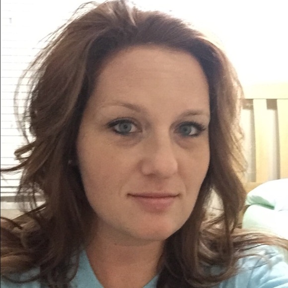 Profile Picture of Amanda Dedert (@adedert) on Poshmark