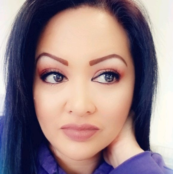 Profile Picture of Melanie Serros (@lanie_2u) on Poshmark