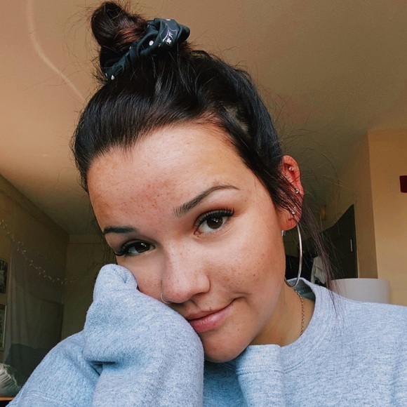 Gabby Herrling - Poshmark Profile Picture of Gabby Herrling (@gherrling99) on Poshmark