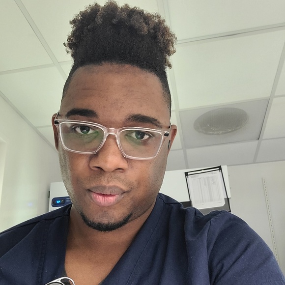 Profile Picture of Dimario Roach (@dim1989) on Poshmark