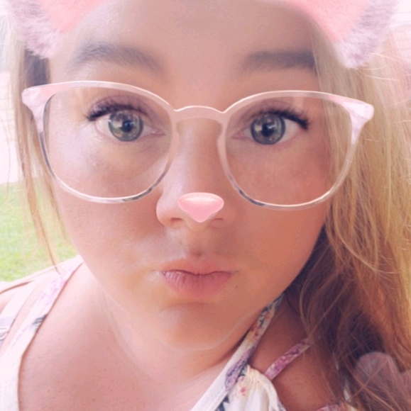 Profile Picture of Stephanie Thomas (@runner4915) on Poshmark