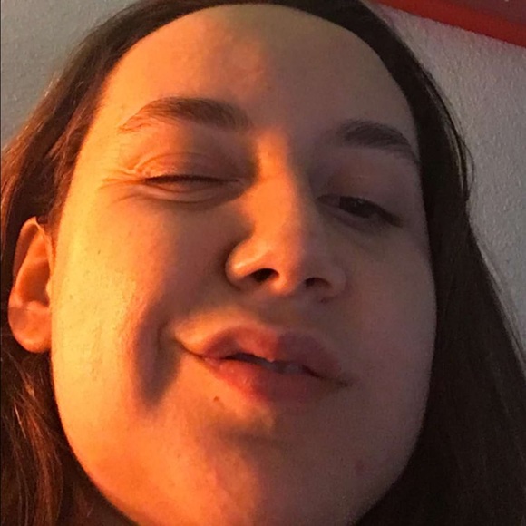 Profile Picture of Hanna Hayes (@hannakh) on Poshmark