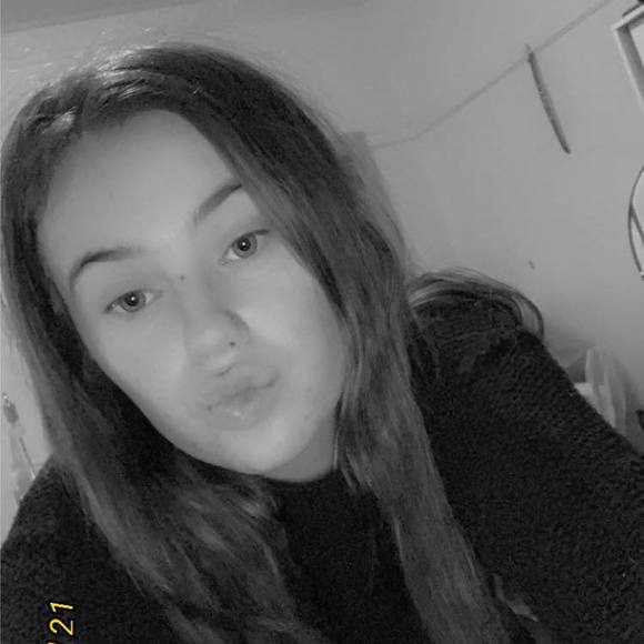 Profile Picture of Melina Botheras (@melinaxo657) on Poshmark