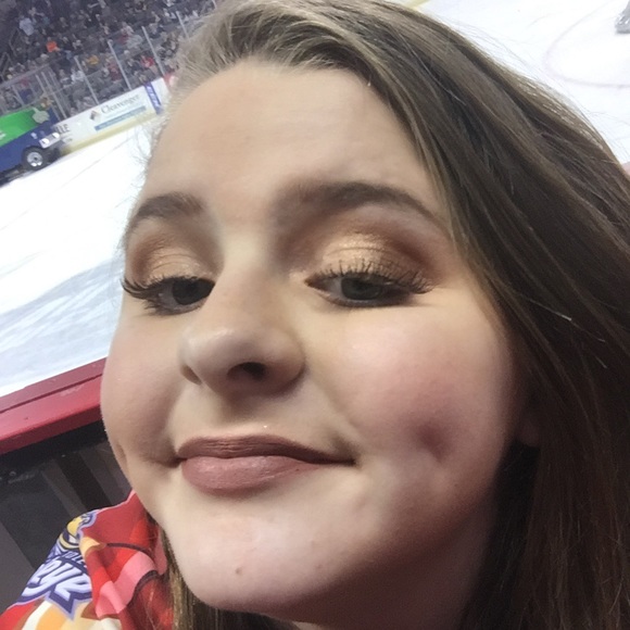 Profile Picture of Valory Newton (@valnewt) on Poshmark