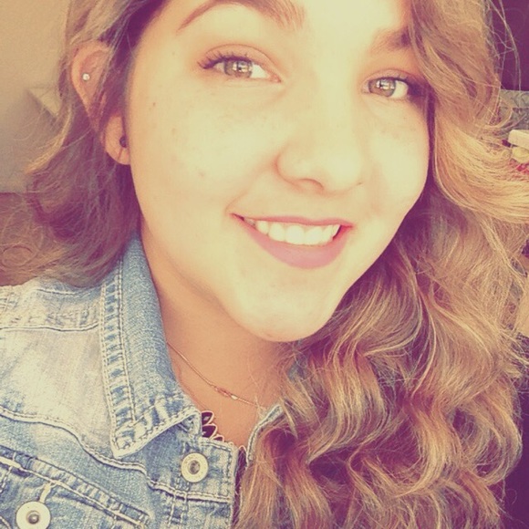 Profile Picture of Daniela Alvarado (@danirod95) on Poshmark