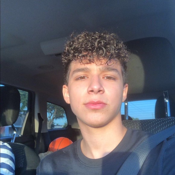 Profile Picture of Jonathan Vela (@vela2x) on Poshmark