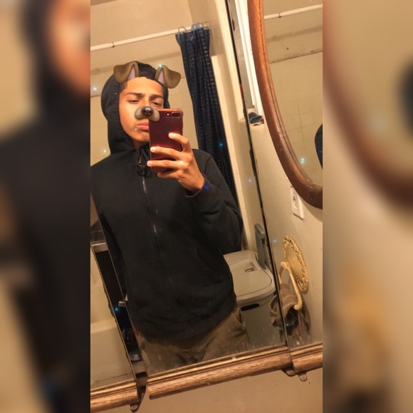Profile Picture of Aaron Fuentes (@aaron_offical) on Poshmark