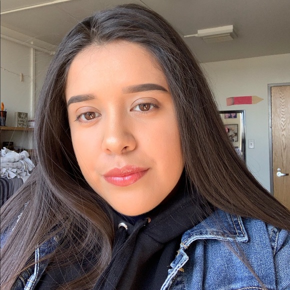 Profile Picture of Vanessa Guzman (@vxnxg) on Poshmark