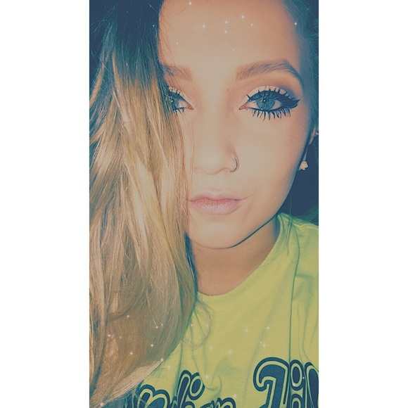 Profile Picture of Taylea Manley (@tayleamanley) on Poshmark