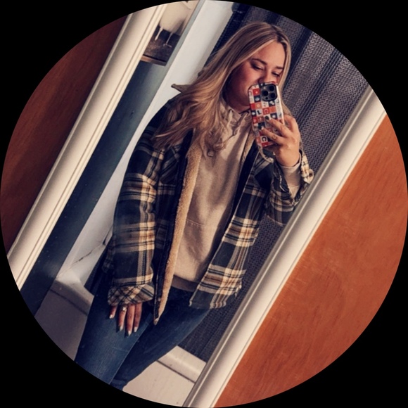 Profile Picture of Bailey Stromski (@bajeffers16) on Poshmark