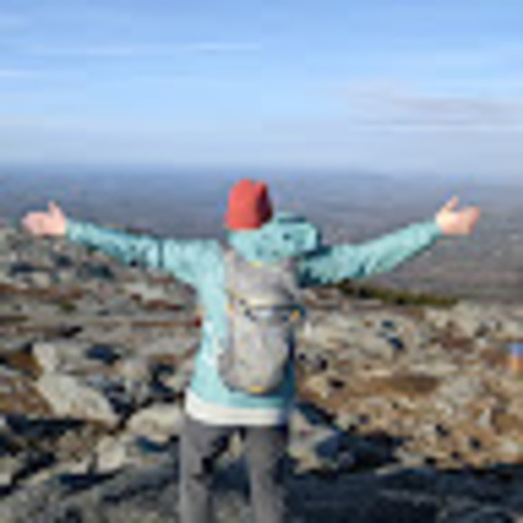 Profile Picture of Grace Lownsbery (@glownsbery) on Poshmark