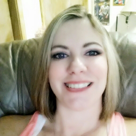 Profile Picture of Amie Ramirez (@amieram) on Poshmark