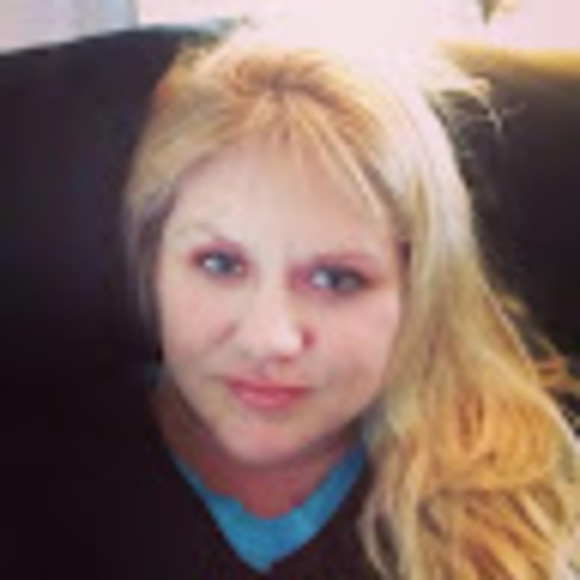 Profile Picture of Stephanie Broccoli (@stephaniebrocco) on Poshmark