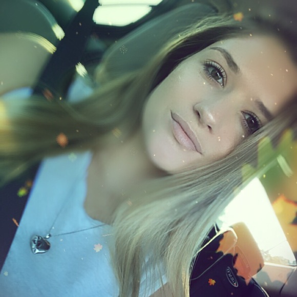 Profile Picture of Katelyn Bosworth (@kateeeboss) on Poshmark