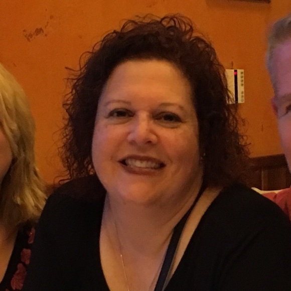 Profile Picture of Carrie Craven (@carrie63146) on Poshmark