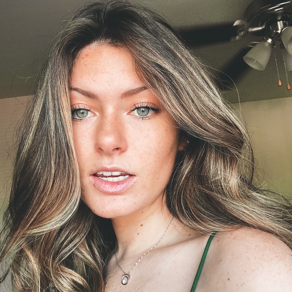 Profile Picture of Carly Otten (@carlyotten) on Poshmark