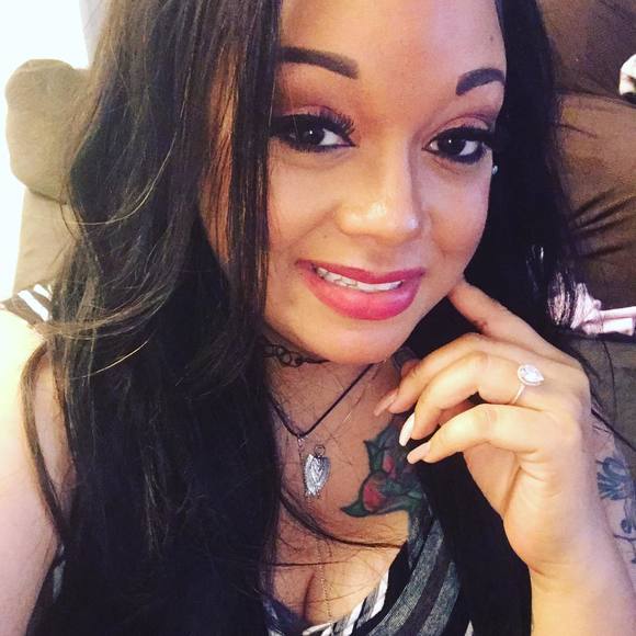 Profile Picture of Shelly Quiros (@shellyquiros) on Poshmark