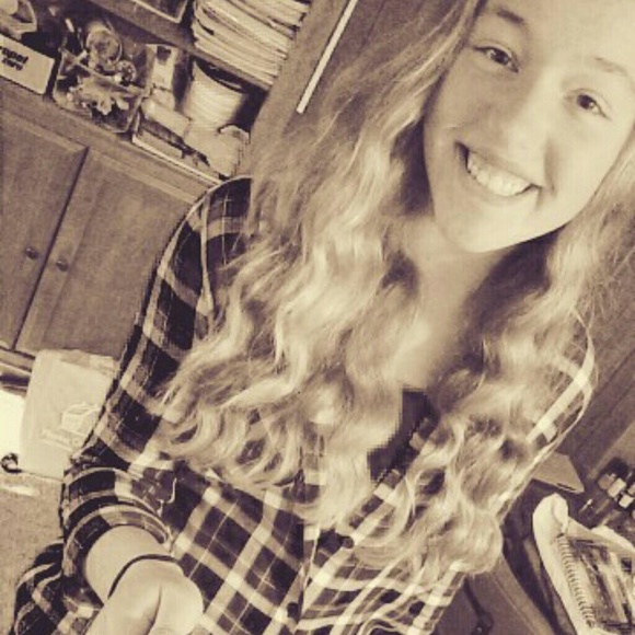Profile Picture of Brittney Schultz (@brittneys123) on Poshmark