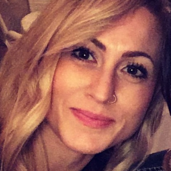 Profile Picture of Leanne Hull (@lemonade1985) on Poshmark