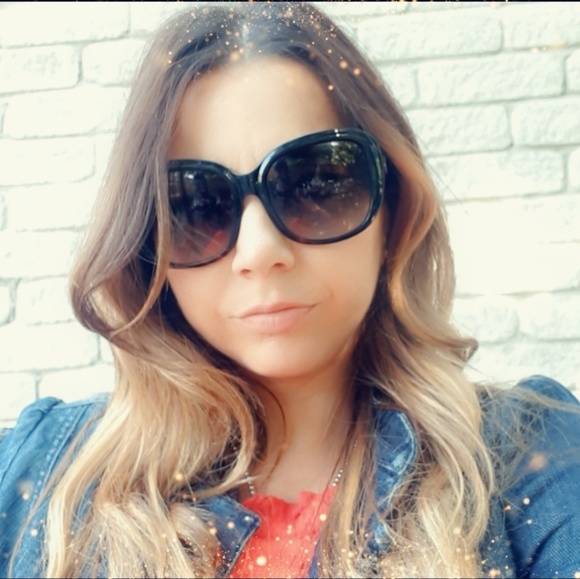 Profile Picture of Mona lisa Ashkar (@m_ashkar) on Poshmark