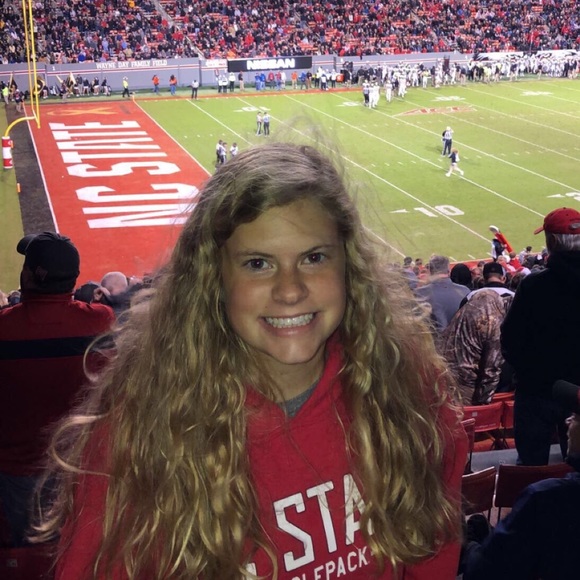 Profile Picture of Sarah Szymeczek (@sgszymeczek) on Poshmark