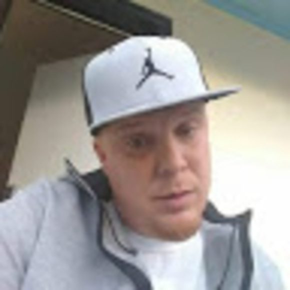 Profile Picture of Christopher Veach (@avalanee12) on Poshmark