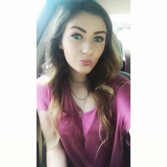 Profile Picture of Candace Ponthieux (@candacelynnnn) on Poshmark