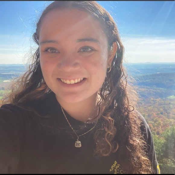 Profile Picture of Leanna Zilles (@leannazilles) on Poshmark