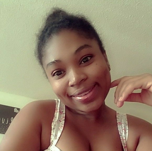 Profile Picture of Ramona Ramona (@juju876kloset) on Poshmark