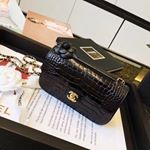 Profile Picture of 奢侈品原厂正品代工品质，支持专柜验货级别，质量保证👛👗 👠 (@wuxiaobing0001) on Instagram