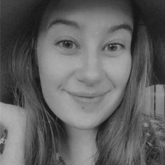 Profile Picture of Autumn Hayley (@autumnhayley) on Poshmark