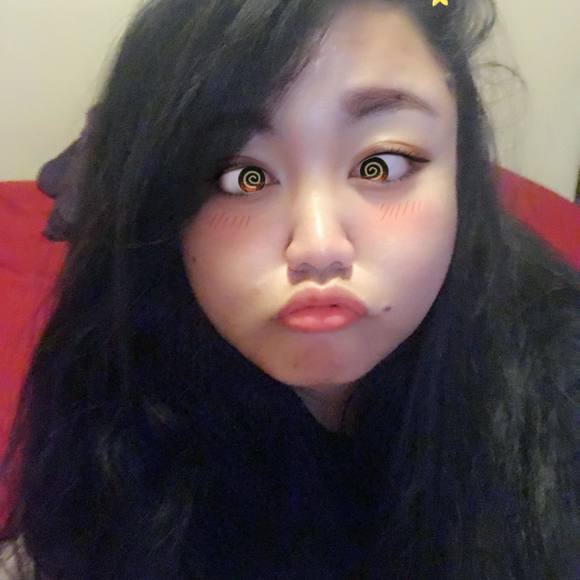 Profile Picture of Summer Lansangan (@kittygoesrawr) on Poshmark