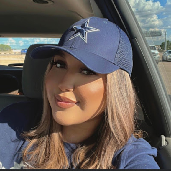 Profile Picture of Adamarys Lozano (@adamaryslozano) on Poshmark