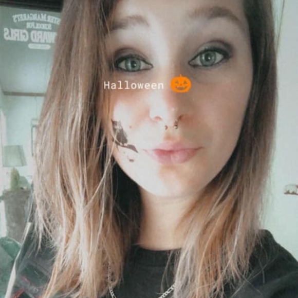 Profile Picture of Ashley Carlsward (@mannitsashleyy) on Poshmark