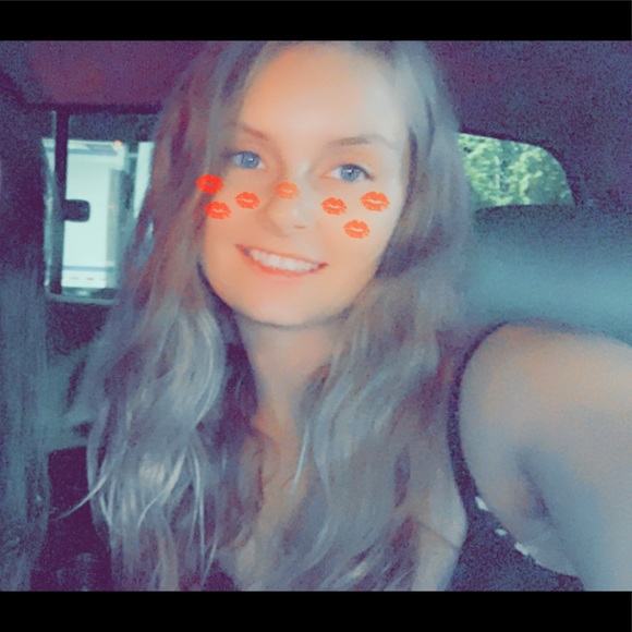 Profile Picture of Amanda Staggs (@amandal8668) on Poshmark