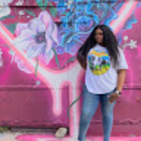 Profile Picture of Gabriella Murray (@keepinupwitgabb) on Poshmark