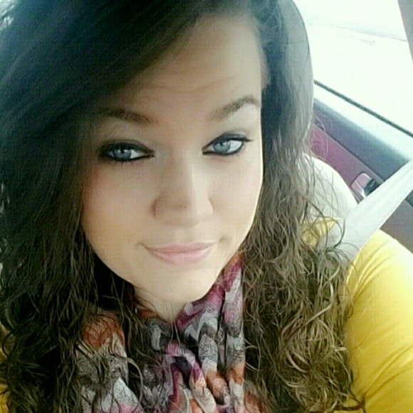 Profile Picture of Chelsea Miskimen (@chelsea_renee12) on Poshmark