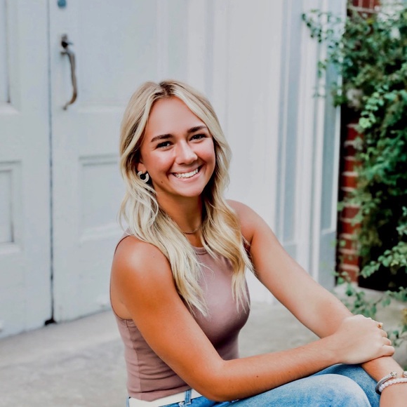 Profile Picture of Taylor Rozenboom (@taylorrozenboom) on Poshmark