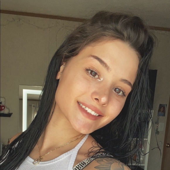 Profile Picture of Brit Camisa (@britneyalexxo) on Poshmark