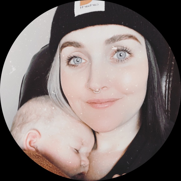 Profile Picture of Dee Neuhart (@abcdee01) on Poshmark
