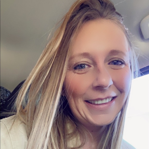 Profile Picture of Aliesha Carver (@flea8902) on Poshmark