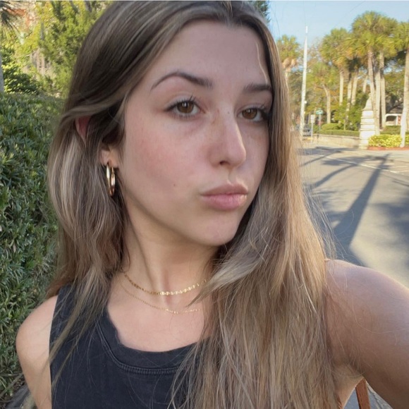 Alyssa Mogro - Poshmark Profile Picture of Alyssa Mogro (@mogroa) on Poshmark