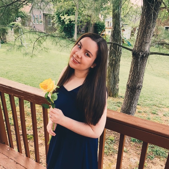 Profile Picture of Emily Greenwell (@emilygreenwelll) on Poshmark