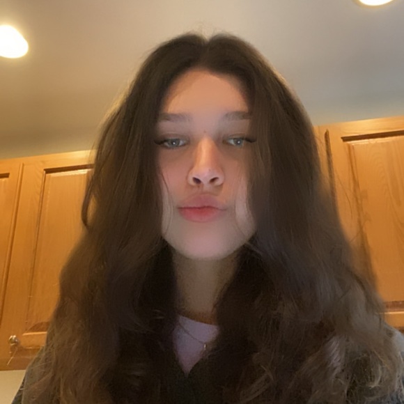 Profile Picture of Sofia Leszczynski (@sof_lesz) on Poshmark