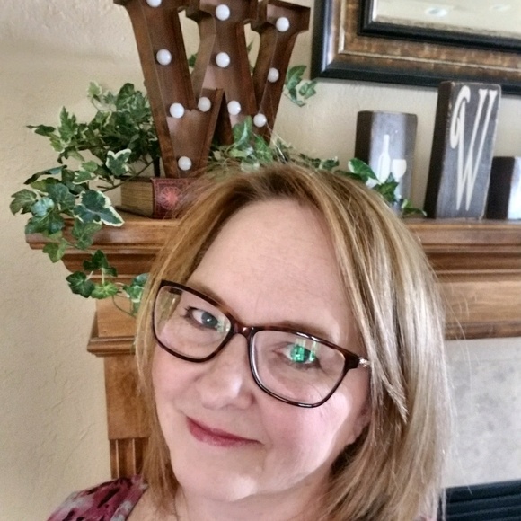 Profile Picture of Debbie Wakolee (@suzyqdeb61) on Poshmark