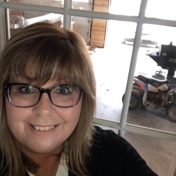 Profile Picture of Jodi Schmid (@jschmid06) on Poshmark