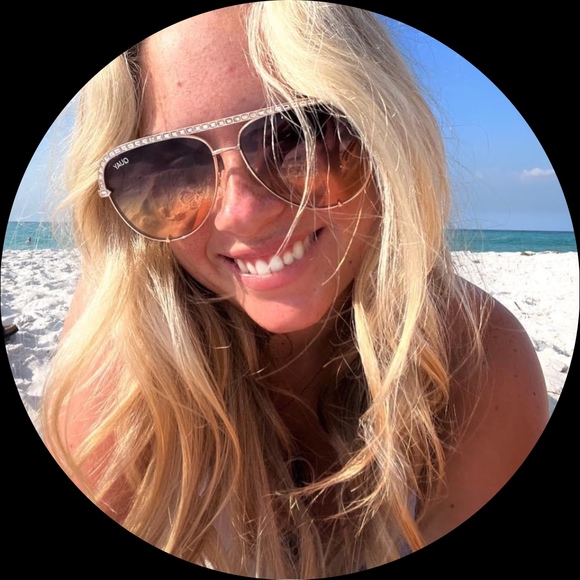 Profile Picture of Jennifer Hobbs (@sophobbs) on Poshmark