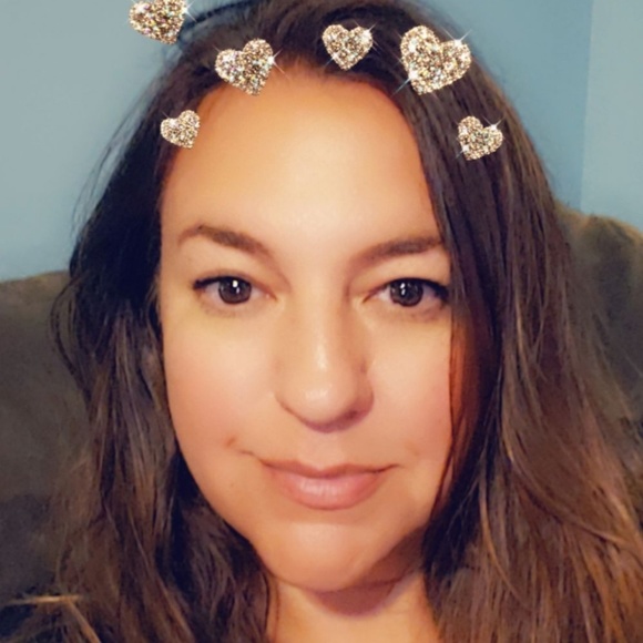 Profile Picture of Lisa Macfarland (@lkmacfarland) on Poshmark