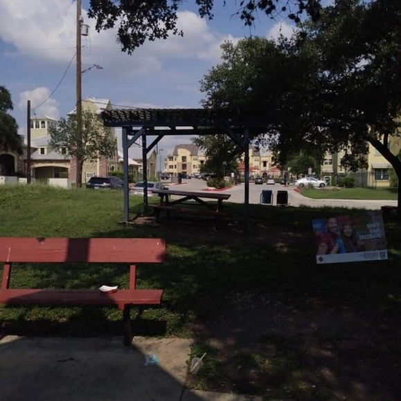 Profile Picture of Erni Bedford (@ernieb22) on Poshmark